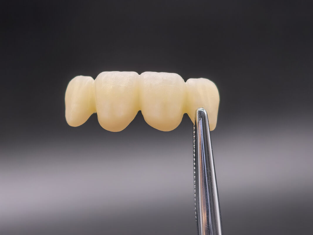 Blok cyrkonowy dentystyczny z płynnymi przejściami odcieni i wysoką gęstością dla trwałych i realistycznych uzupełnień protetycznych