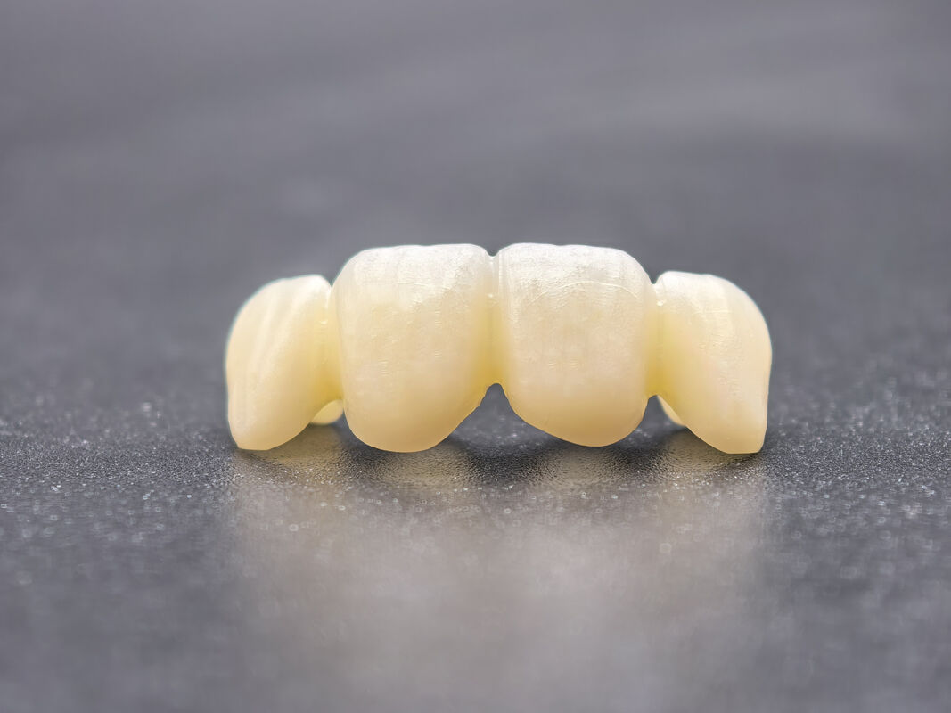Blok cyrkonowy dentystyczny z płynnymi przejściami odcieni i wysoką gęstością dla trwałych i realistycznych uzupełnień protetycznych